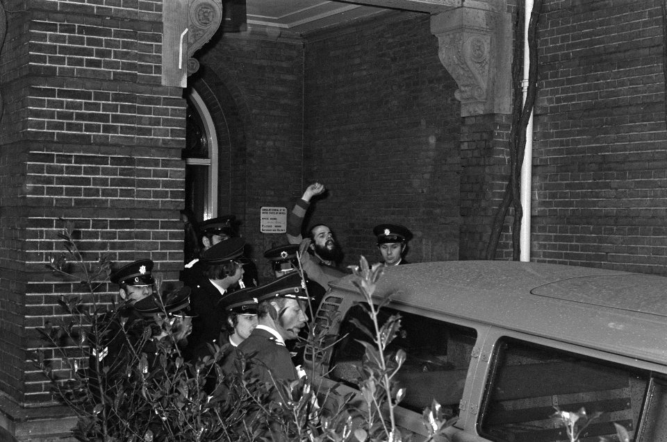 Amerikaans Consulaat bezet, politie voert bezetters weg, steekt vuist op, Bestanddeelnr 926-1568
