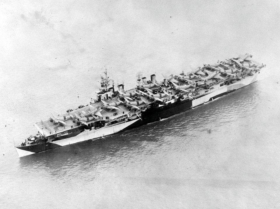 Amerikaans vliegdekschip USS Princeton (CVL-23, Independence klasse) met bommenw, Bestanddeelnr 903-2795