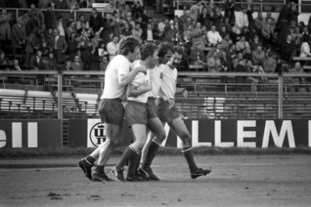 Amsterdam tegen Utrecht 2-1, vreugde Amsterdam-spelers, onder andere Couperus, Bestanddeelnr 925-9680