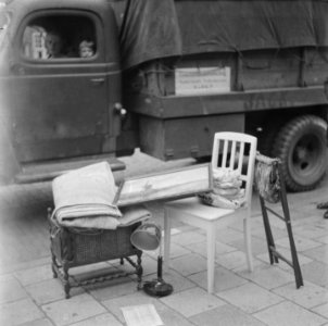 Amsterdam helpt Arnhem . HARK, Hulpactie Rode Kruis in Amsterdam. Mensen geven, Bestanddeelnr 900-6385