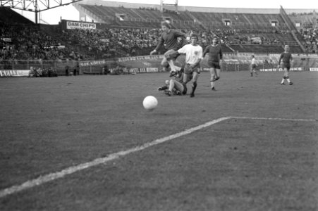 Amsterdam tegen Utrecht 2-1, nummer 25A Theo Husers (kop), Bestanddeelnr 925-9683