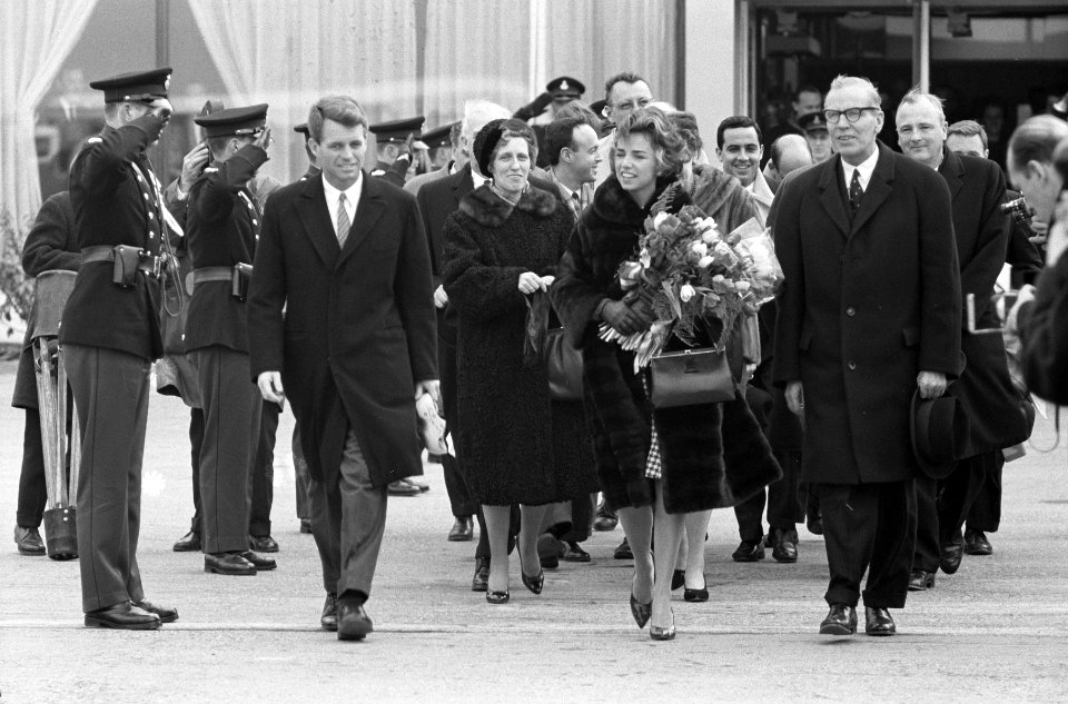 Amerikaanse minister van Justitie Robert Kennedy Naast hem mevrouw op platfo…, Bestanddeelnr 913-5666