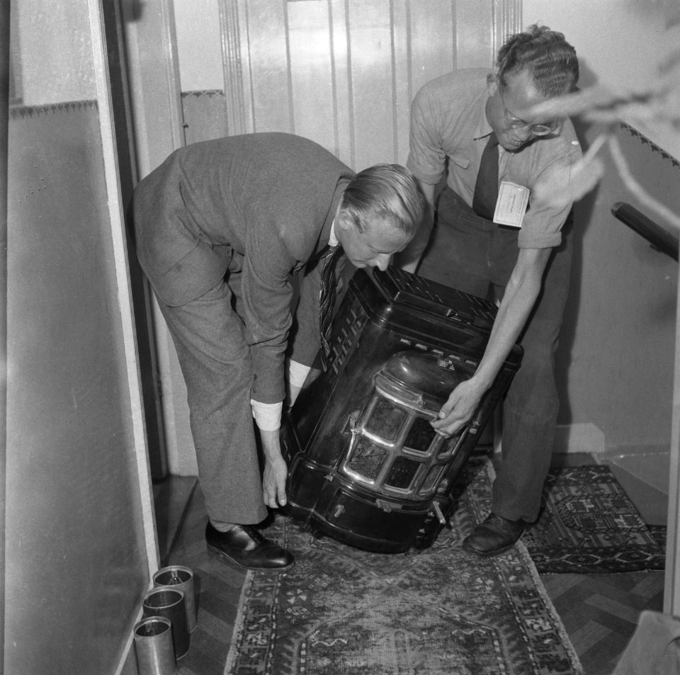 Amsterdam helpt Arnhem . HARK, Hulpactie Rode Kruis in Amsterdam. Mensen geven, Bestanddeelnr 900-6376