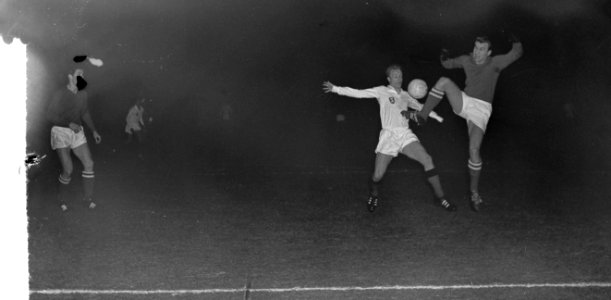 Amsterdam tegen Rusland 1-2 Lenz van DWS in duel met een der Russische achtersp, Bestanddeelnr 915-8281