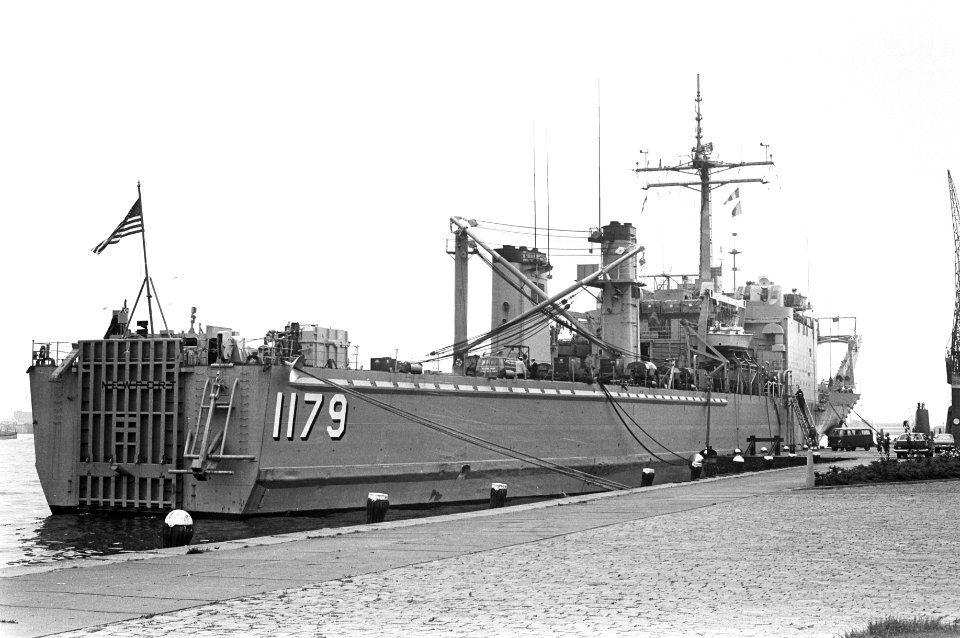 Amerikaans vlootbezoek in Amsterdam, transportschip New Port, Bestanddeelnr 925-9186