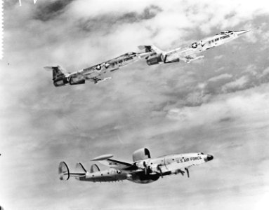 Amerikaans vliegende wachtposten onder Lockheed Warning Stars boven Lockheed Sta, Bestanddeelnr 910-8172