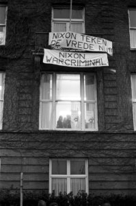 Amerikaans Consulaat bezet, gebouw met spandoeken, bezetters achter ramen, Bestanddeelnr 926-1564