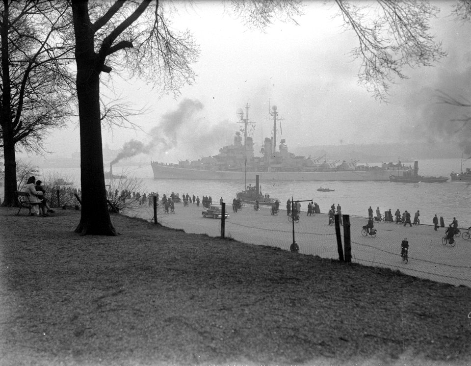 Amerikaanse lichte kruiser USS Spokane, bezoek aan Rotterdam in de mist, Bestanddeelnr 902-5874
