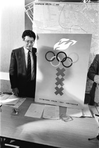 Amsterdam kandidaat Olympische Spelen 1992 burgemeester Van Thijn en wethouder , Bestanddeelnr 932-9454