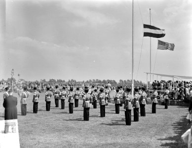 Amerikaanse herdenking op begraafplaats Margraten. Op de voorgrond het schutters, Bestanddeelnr 904-5953