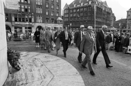 Amerikaanse oorlogsinvaliden leggen krans op de Dam in Amsterdam, Bestanddeelnr 932-3137