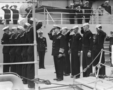 Amerikaanse Kruiser Columbus in IJmuiden inspectie erewacht, Bestanddeelnr 903-5184