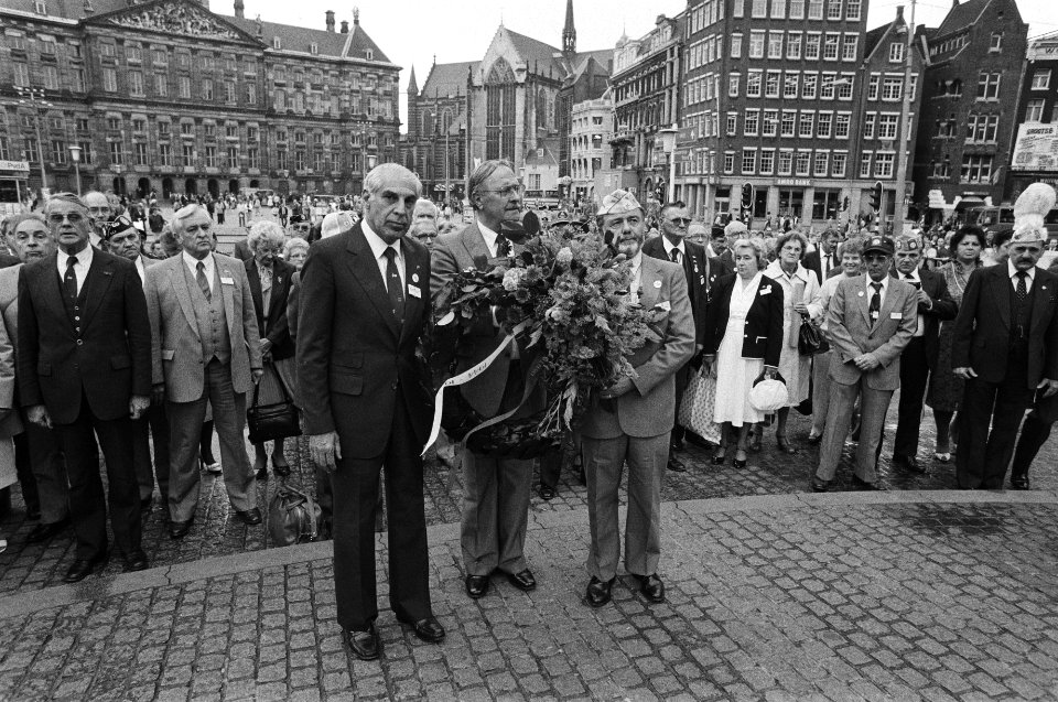 Amerikaanse oorlogsinvaliden leggen krans op de Dam in Amsterdam, Bestanddeelnr 932-3138