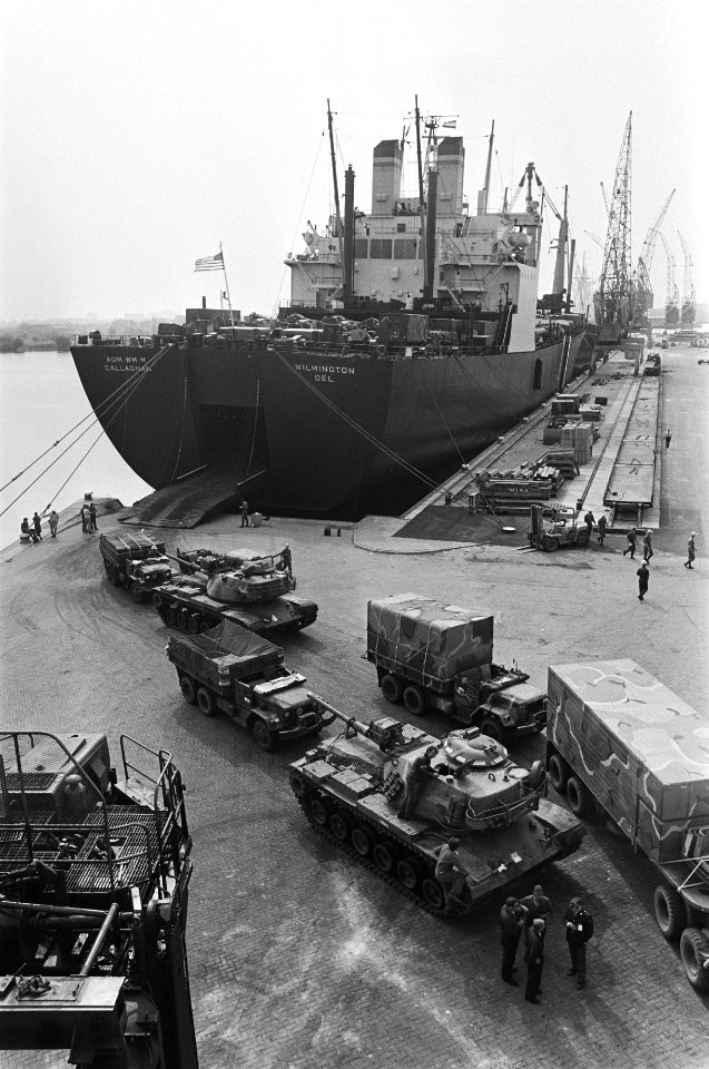 Amerikaans marinetransportschip Callagham in Amsterdams haven in verband met N, Bestanddeelnr 929-3308