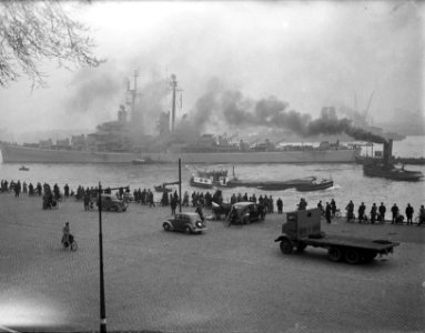 Amerikaanse lichte kruiser USS Spokane, bezoek aan Rotterdam in de mist, Bestanddeelnr 902-5875