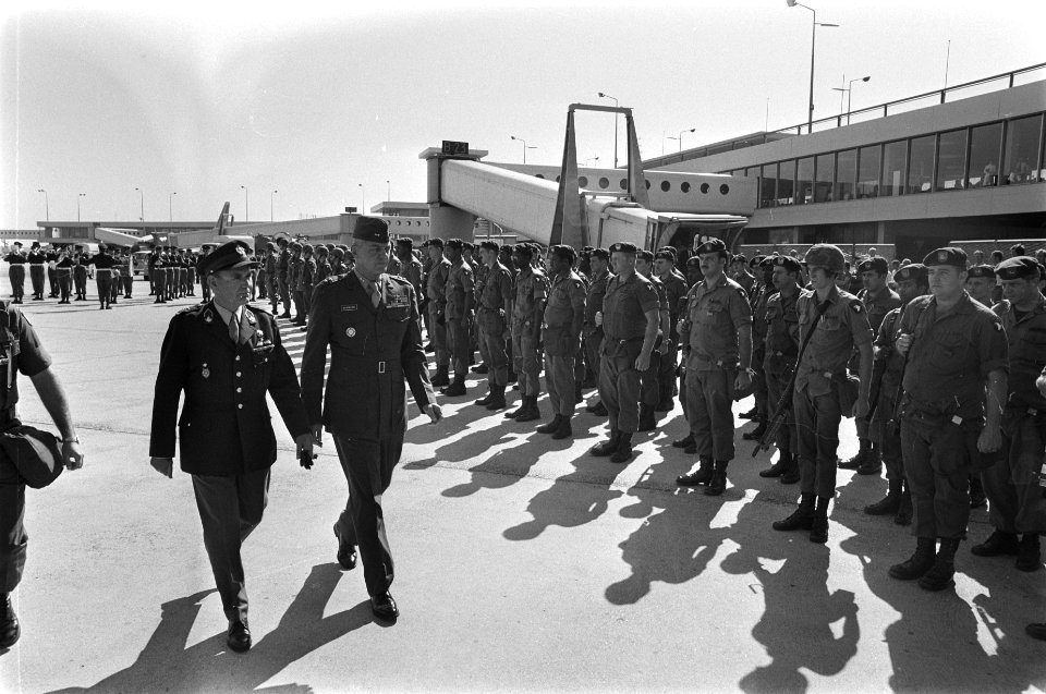 Amerikaanse militairen ( 101th U. S. Airborne divisie) op Schiphol i.v.m. oefeni, Bestanddeelnr 928-7422