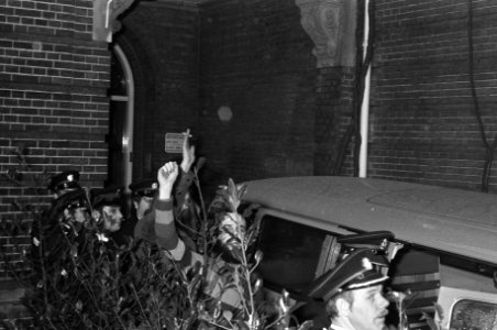 Amerikaans Consulaat bezet, belangstelling bij arrestatie van bezetters, Bestanddeelnr 926-1571