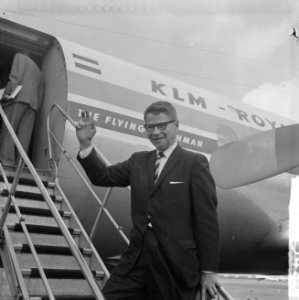 Amerikaanse minister van Landbouw Mr. Orville Freeman op doorreis op Schiphol, Bestanddeelnr 915-3542