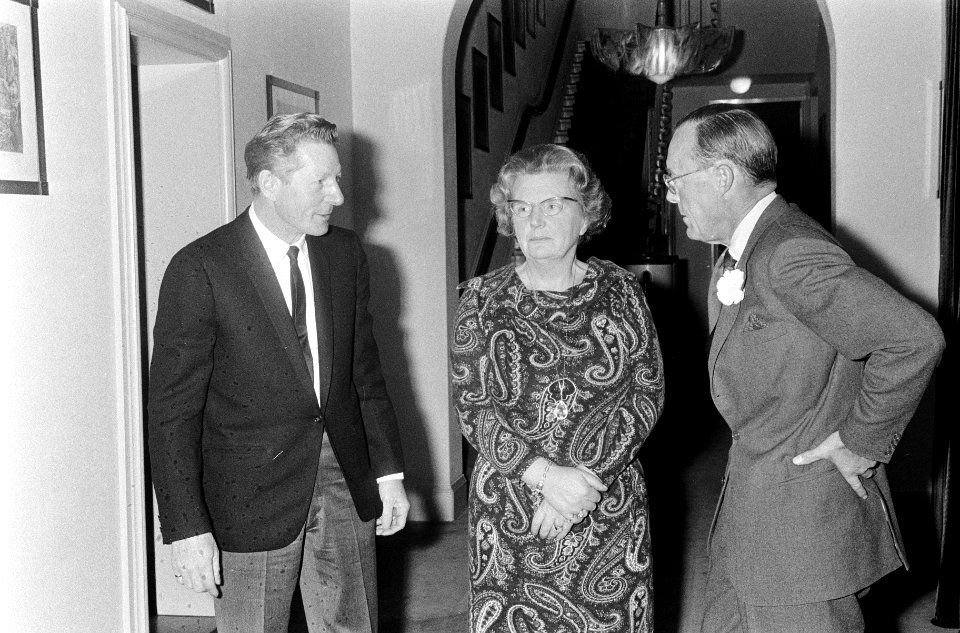 Amerikaanse acteur, zanger en komiek Danny Kaye (links) wordt op paleis Soestdij, Bestanddeelnr 919-8134