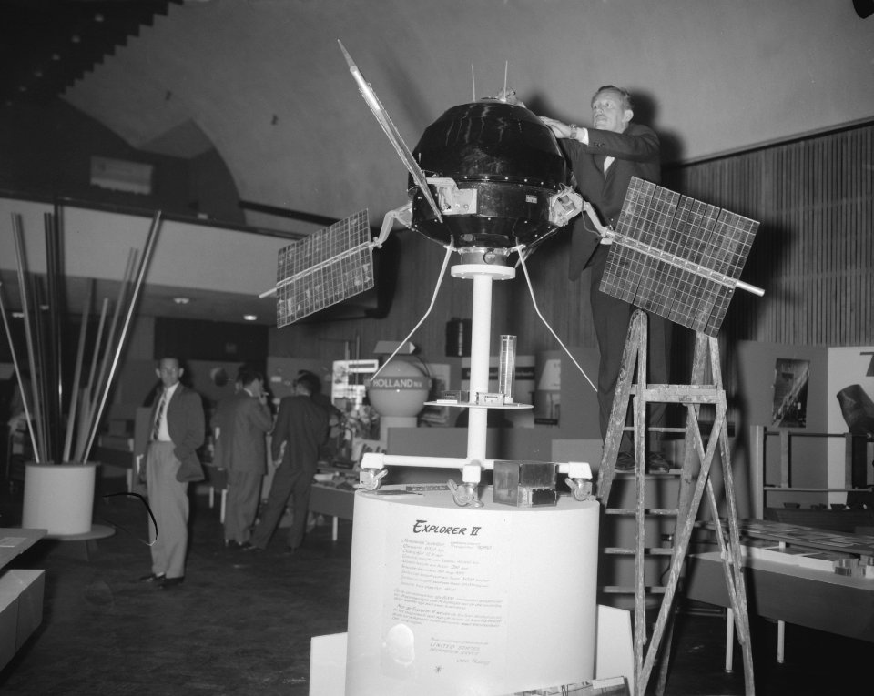 Amerikaanse aardsatelliet Explorer in Amsterdam, Molewieksatelliet met zonnebatt, Bestanddeelnr 911-3072