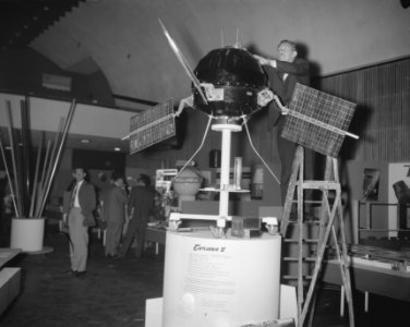 Amerikaanse aardsatelliet Explorer in Amsterdam, Molewieksatelliet met zonnebatt, Bestanddeelnr 911-3072