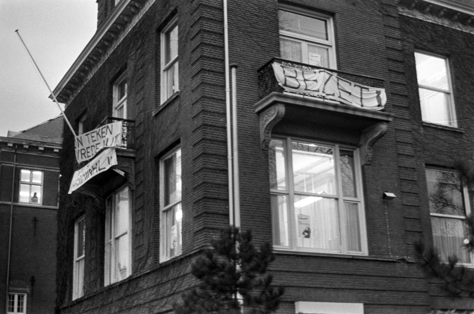 Amerikaans Consulaat bezet, gebouw met spandoeken, Bestanddeelnr 926-1565