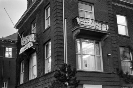 Amerikaans Consulaat bezet, gebouw met spandoeken, Bestanddeelnr 926-1565