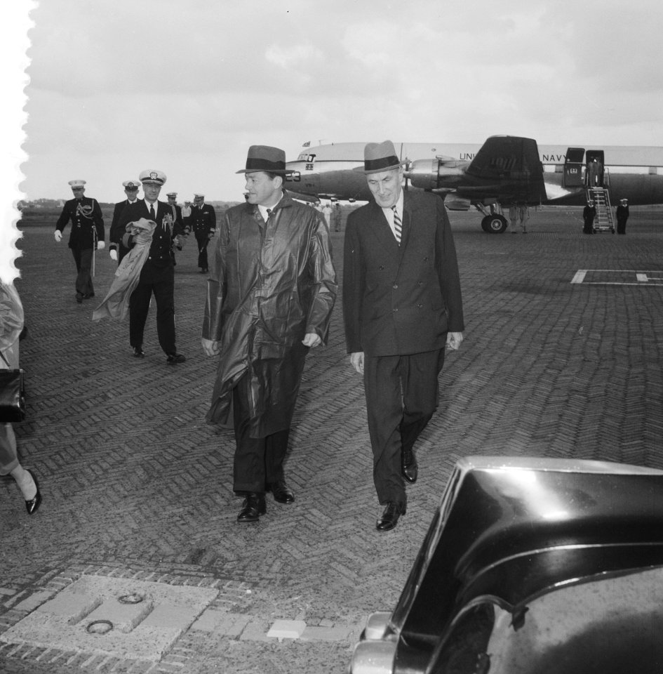 Amerikaanse Staatssecretaris van Marine (B. Franke ), Bestanddeelnr 911-4372