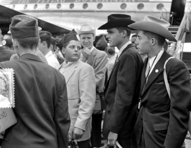 Amerikaanse krantenjongens in ons land aankomst Schiphol, Bestanddeelnr 907-9330