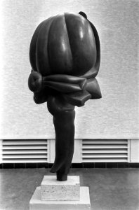 Amerikaanse tentoonstelling in Amsterdam. Bronzen beeld, voorstellende Floral B, Bestanddeelnr 921-5381