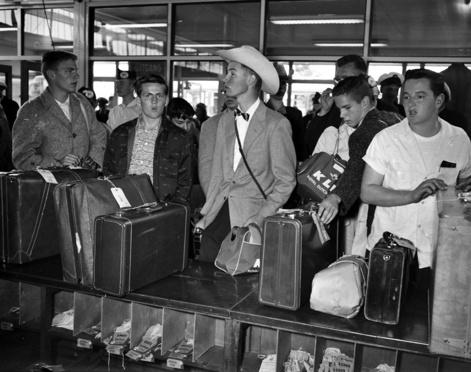 Amerikaanse krantenjongens in ons land aankomst Schiphol, Bestanddeelnr 907-9325