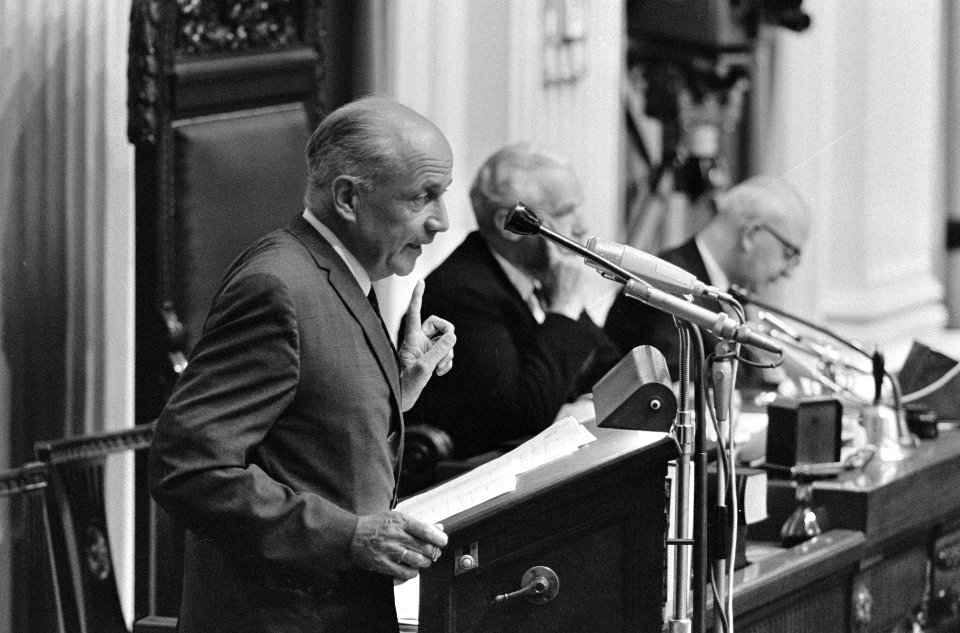 Amsterdam in Tweede Kamer , G.M. Nederhorst (PvdA) aan het woord, Bestanddeelnr 919-2580