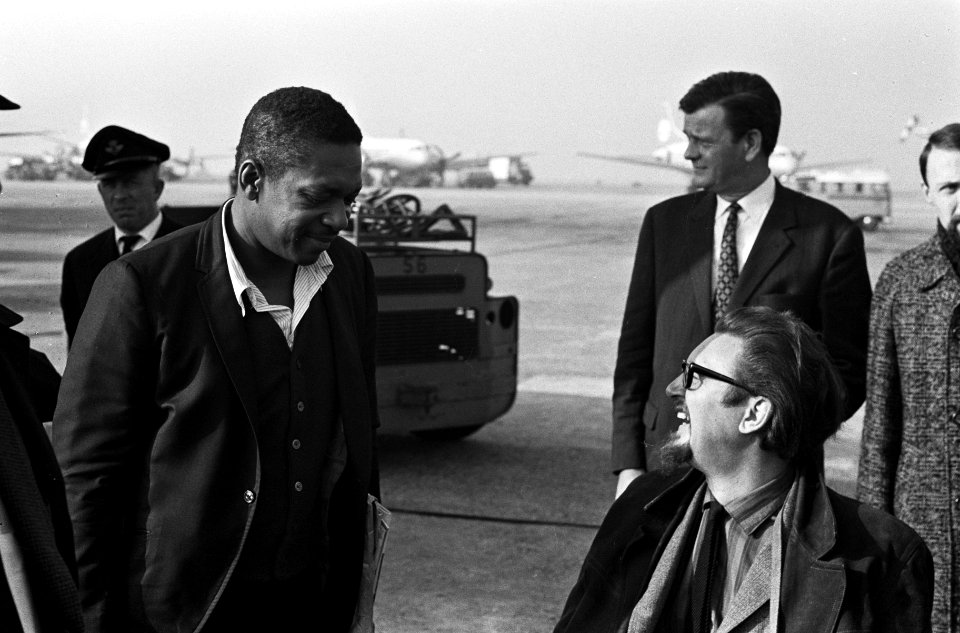 Amerikaanse jazz-saxofonist John Coltrane op Schiphol aangekomen Rechts Michiel, Bestanddeelnr 915-6746