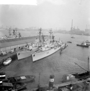 Amsterdam heeft vlootbezoek uit Frankrijk, de vloot aan de Westerdoksdijk, Bestanddeelnr 916-4634
