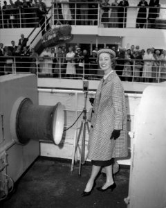Amerikaanse Maid of Cotton Jane Carter helpt bij het lossen van de vijfmiljoen, Bestanddeelnr 909-6258
