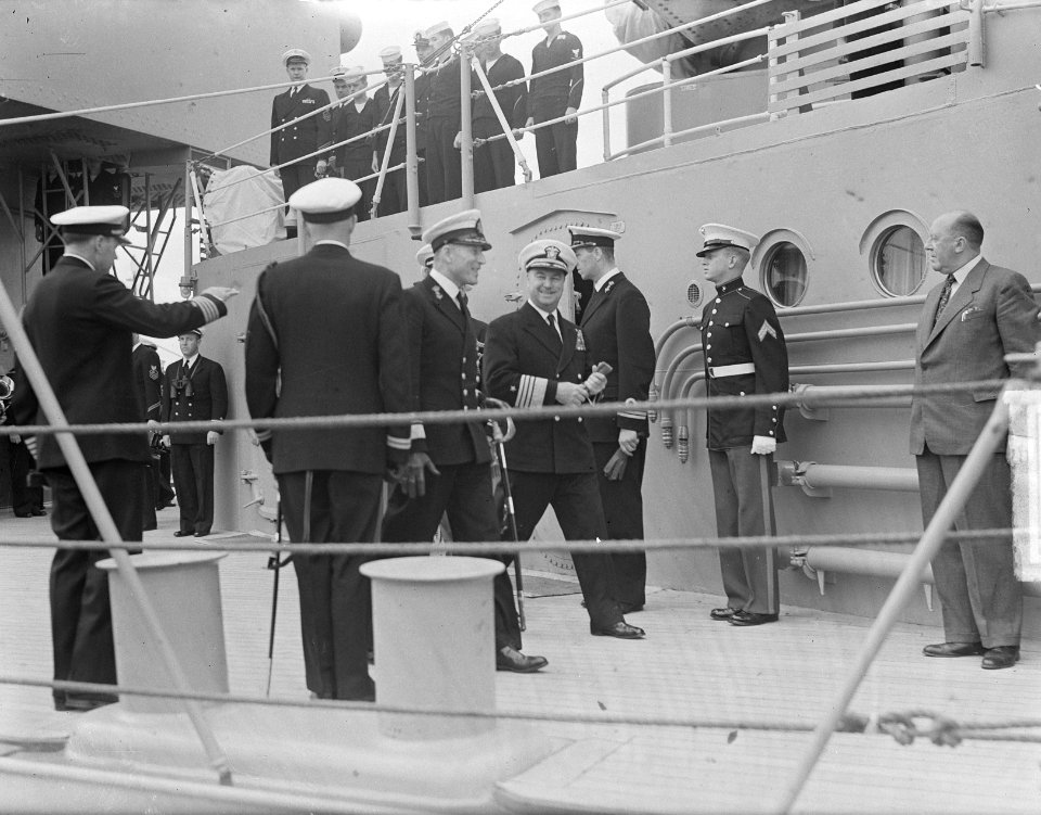 Amerikaanse Kruiser Columbus in IJmuiden inspectie erewacht, Bestanddeelnr 903-5183