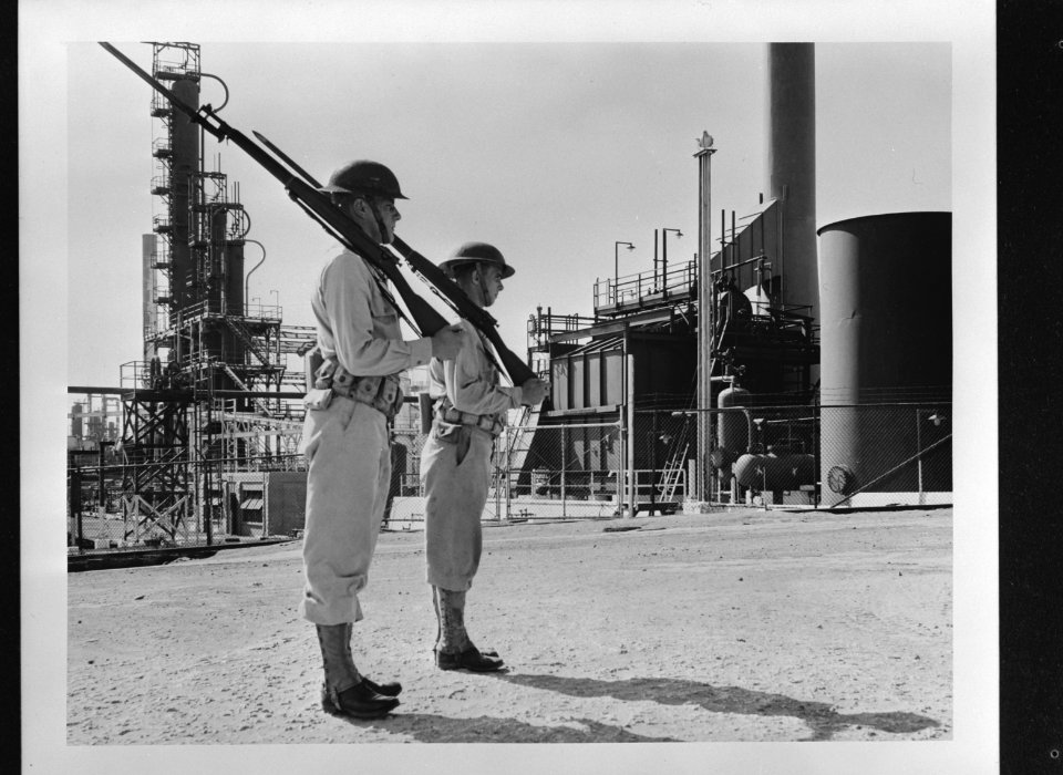 Amerikaanse soldaten op wacht bij de raffinaderij van de Lago Oil and Transport , Bestanddeelnr 935-1234