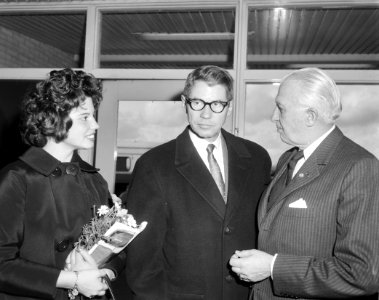 Amerikaanse minister van Landbouw Freeman met zijn dochter Constance op Schiphol, Bestanddeelnr 915-7404