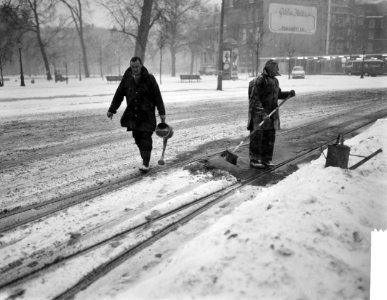 Amsterdam in de sneeuw, het personeel van Gemeentelijk Vervoersbedrijf houd de w, Bestanddeelnr 914-6596