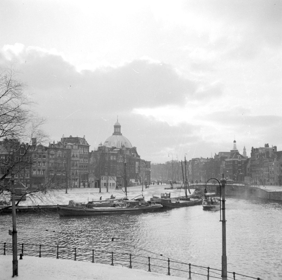 Amsterdam in wintertooi Droogbak met zicht op de Prins Hendrikkade In de achte, Bestanddeelnr 255-9452