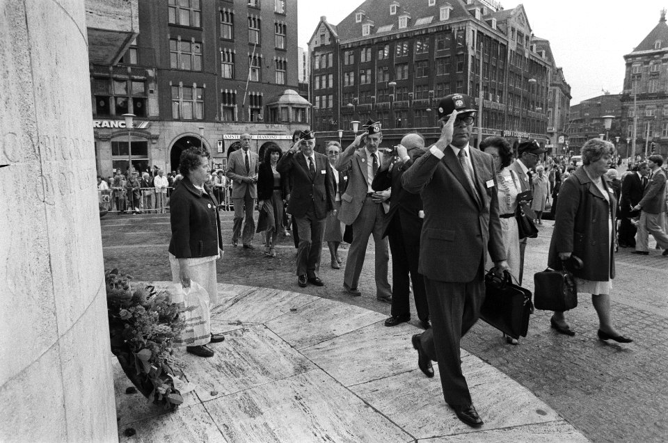 Amerikaanse oorlogsinvaliden leggen krans op de Dam in Amsterdam, Bestanddeelnr 932-3136