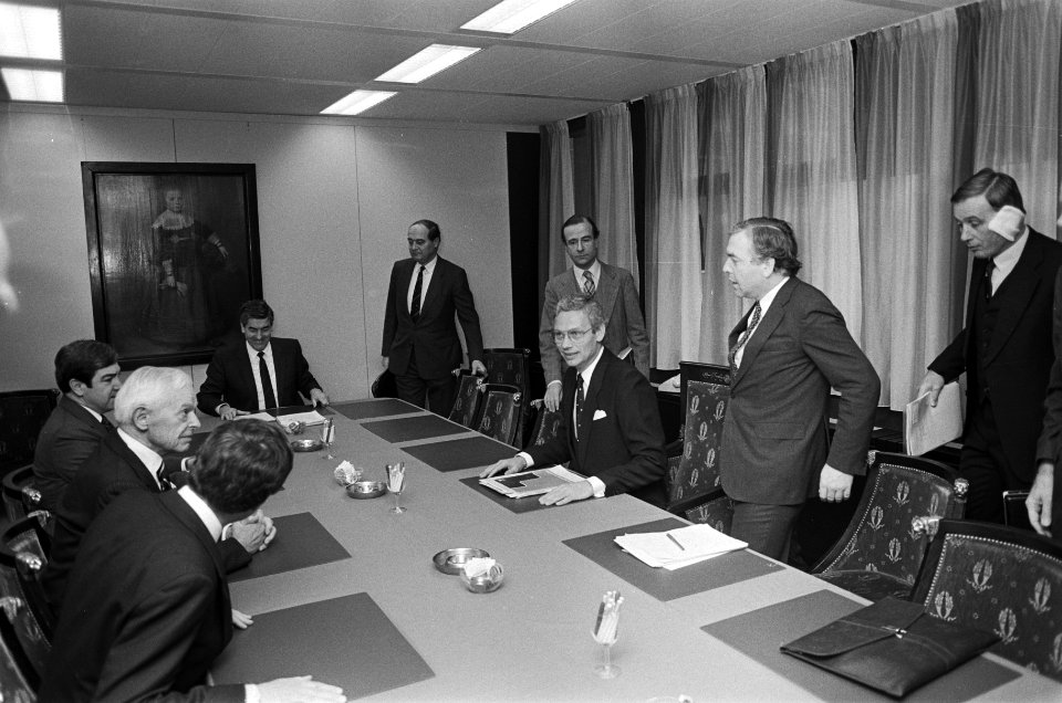 Amerikaanse ontwapeningsdeskundige Paul Nitze (2e van links) besprak in Den Haa…, Bestanddeelnr 933-5653