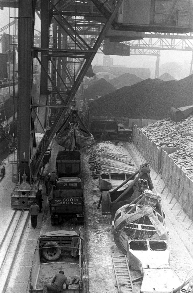 Amerikaanse kolen voor Nederland. Het lossen in de Rotterdamse haven, Bestanddeelnr 914-7422