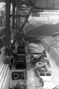 Amerikaanse kolen voor Nederland. Het lossen in de Rotterdamse haven, Bestanddeelnr 914-7422