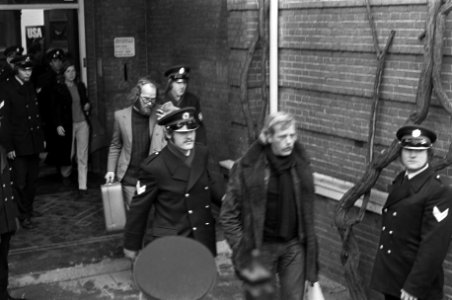 Amerikaans Consulaat bezet, politie voert bezetters weg, Bestanddeelnr 926-1567