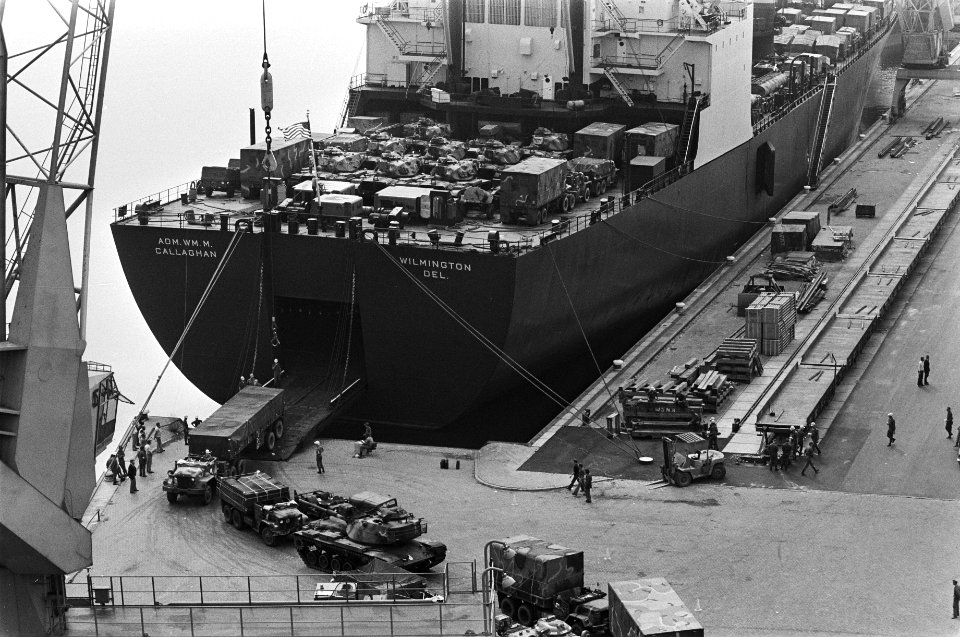 Amerikaans marinetransportschip Callagham in Amsterdams haven in verband met N, Bestanddeelnr 929-3309
