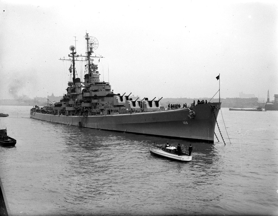 Amerikaanse lichte kruiser USS Spokane, gaat voor de Parkkade te Rotterdam op , Bestanddeelnr 902-5877