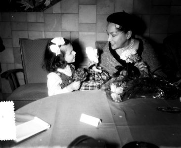 Amerikaanse filmster Gloria Swanson, aankomst Schiphol, Bestanddeelnr 907-4182
