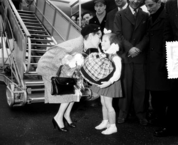 Amerikaanse filmster Gloria Swanson, aankomst Schiphol, Bestanddeelnr 907-4179