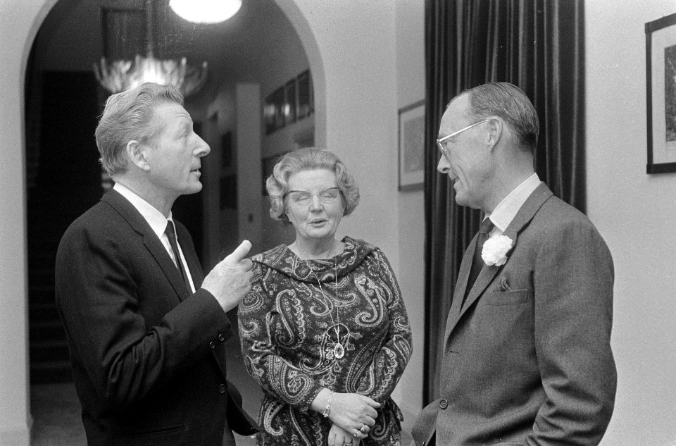 Amerikaanse acteur, zanger en komiek Danny Kaye (links) wordt op paleis Soestdij, Bestanddeelnr 919-8133